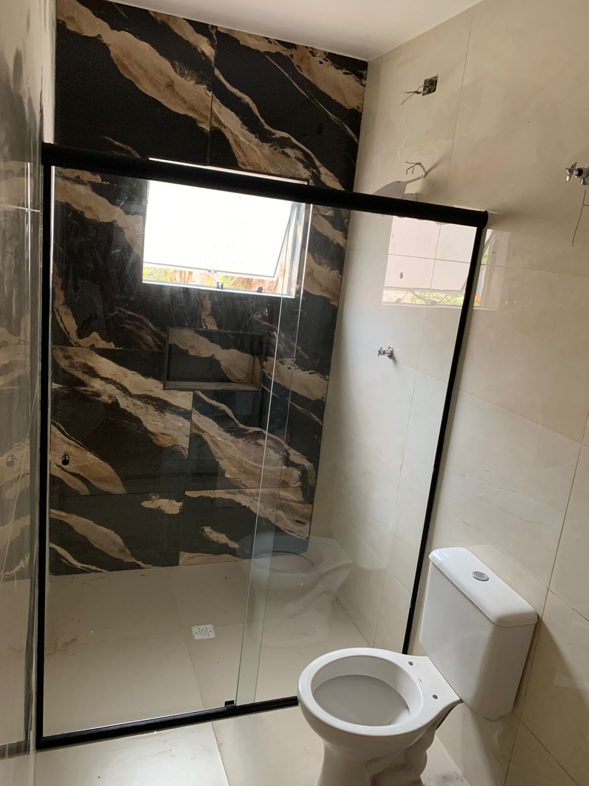 Box com perfil preto em banheiro revestido, imagem da galeria TAF Glass